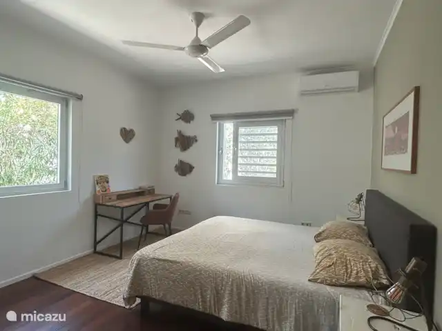 chambre d’amis avec espace de travail et salle de bain privée